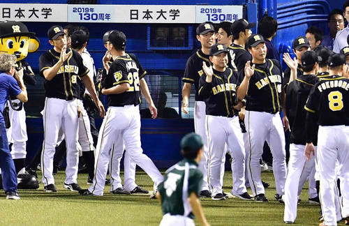 今季初の5連勝を飾った阪神矢野監督（左）は歓喜のナインとハイタッチで迎える（撮影・小沢裕）