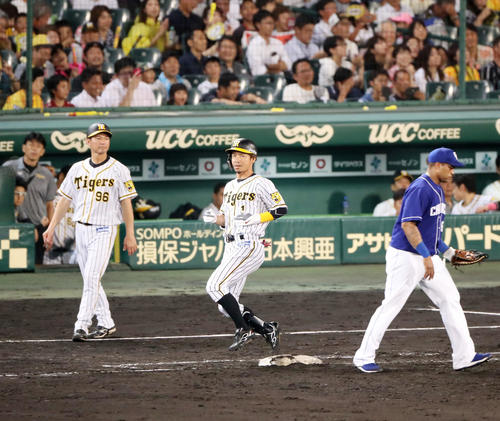 7回裏阪神2死二、三塁、代打鳥谷は二塁ゴロに倒れる（撮影・加藤哉）