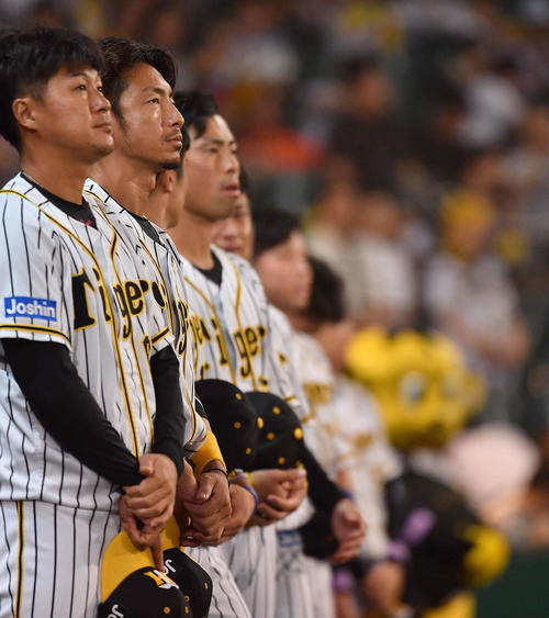 阪神対巨人　試合前、君が代斉唱でベンチ前に並ぶ阪神鳥谷（左から2人目）（撮影・上田博志）