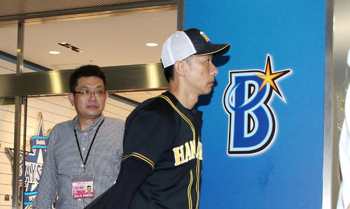 DeNA対阪神　コールド試合となりバスへ向かう矢野監督（撮影・加藤哉）