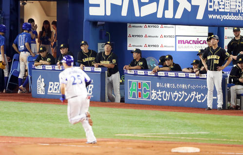 DeNA対阪神　10回裏DeNA1死一塁、サヨナラ2点本塁打を放った筒香（手前）をじっと見つめる矢野監督（後方左から3人目）ら阪神ベンチ（撮影・狩俣裕三）