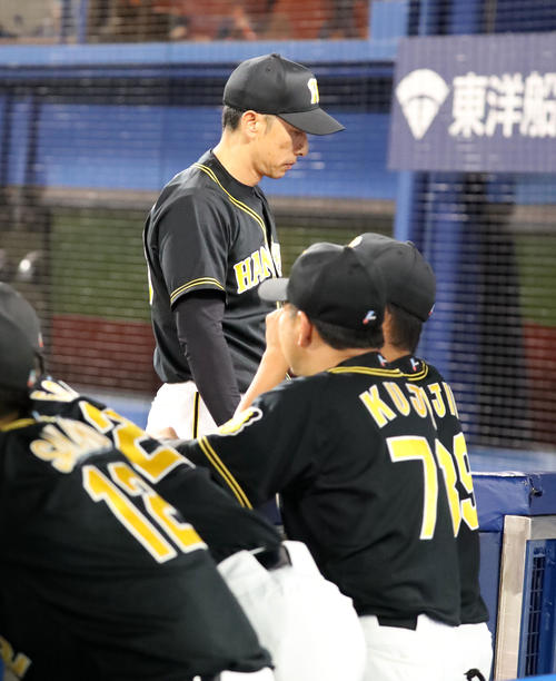 DeNA対阪神　6回裏DeNA無死一塁、矢野監督は筒香を迎えたところで投手交代を告げる（撮影・加藤哉）