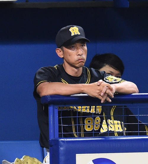中日対阪神　ベンチで険しい表情を浮かべる矢野監督（撮影・森本幸一）