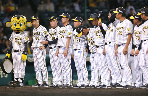 阪神対ヤクルト　ヤクルトに完封負けし力なくあいさつする矢野監督（左から2人目）ら（撮影・上山淳一）