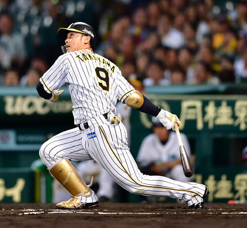 阪神対DeNA　6回裏阪神1死一塁、左翼線に落ちる安打を放つ高山俊（撮影・清水貴仁）