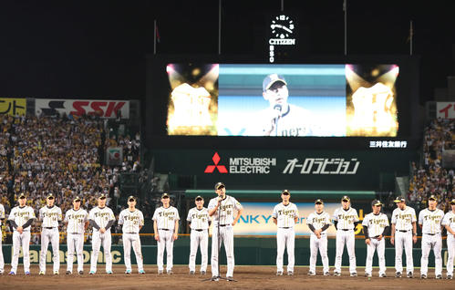 今季最終戦を終えファンにあいさつする矢野監督と阪神ナイン（代表撮影）