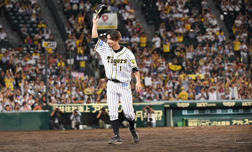 阪神対中日　最終戦セレモニーを終え引き揚げる鳥谷敬はファンの声援に応える（撮影・奥田泰也）