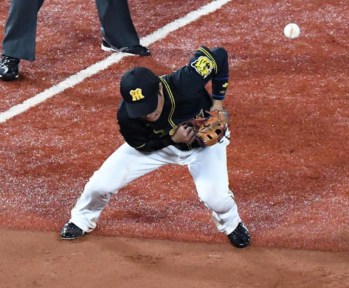 6回裏DeNA1死満塁、伊藤光の打球をはじく北條（撮影・奥田泰也）