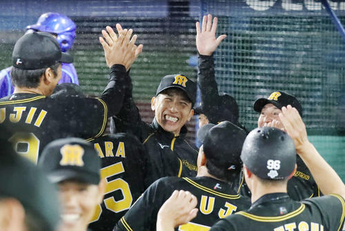 7日、CSファイナルステージ進出を決め笑顔でナインとハイタッチする矢野監督（撮影・加藤哉）