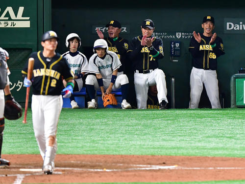 巨人対阪神　9回表阪神2死満塁、北條の押し出し四球に笑顔をみせる矢野監督（撮影・清水貴仁）