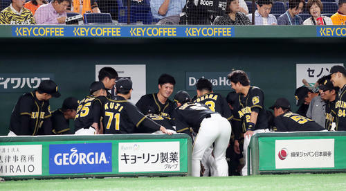 巨人対阪神　試合前、円陣を組む阪神の選手たち（撮影・垰建太）