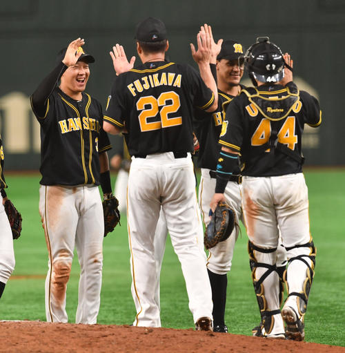 巨人対阪神　大山（左）は藤川とハイタッチする（撮影・柴田隆二）