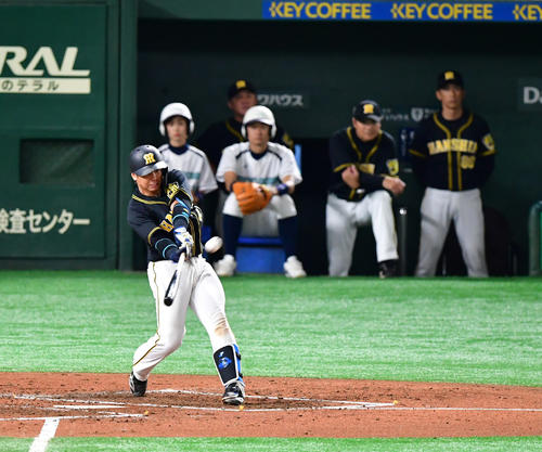 19年10月11日、巨人対阪神　3回表阪神無死、先制の左越え本塁打を放つ梅野（撮影・清水貴仁）