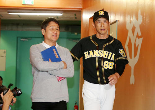 巨人対阪神　巨人に敗れ球場を引き揚げる矢野監督（撮影・加藤哉）