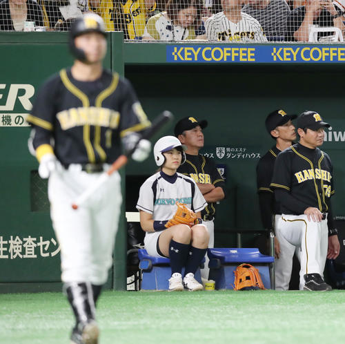 巨人対阪神　9回表阪神2死、代打鳥谷（左）を送り込む矢野監督（右奥）（撮影・垰建太）