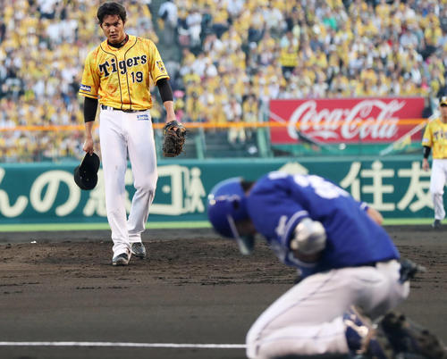 中日木下拓に死球を与え、帽子を取って謝る藤浪（2019年8月1日撮影）