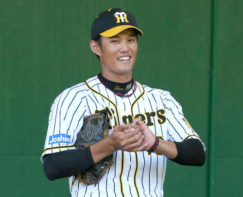 ブルペンで笑顔を見せる藤浪（撮影・上山淳一）