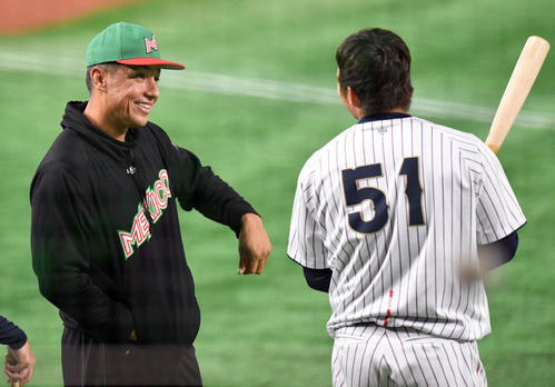 日本対メキシコ　試合前練習で鈴木（右）と話すメキシコのナバーロ（撮影・滝沢徹郎）