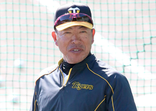 19日、選手たちを指導する井上打撃コーチ（撮影・上山淳一）