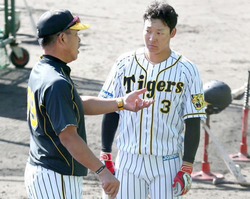 19日、大山（右）を指導する井上打撃コーチ（撮影・上山淳一）