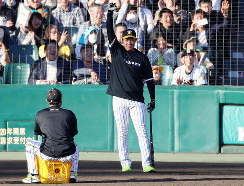 ロングティーでスタンドインしガッツポーズを見せる大山（撮影・加藤哉）