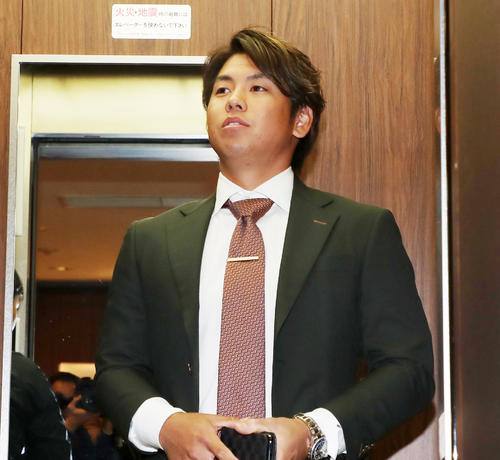 契約更改を終え引き揚げる梅野隆太郎（撮影・加藤哉）