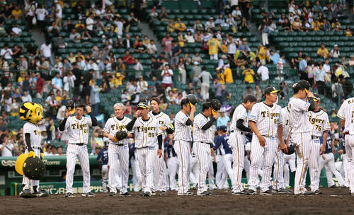 阪神対西武　西武に敗れ、肩を落としてあいさつする矢野監督（左）ら阪神ナイン（19年6月23日）