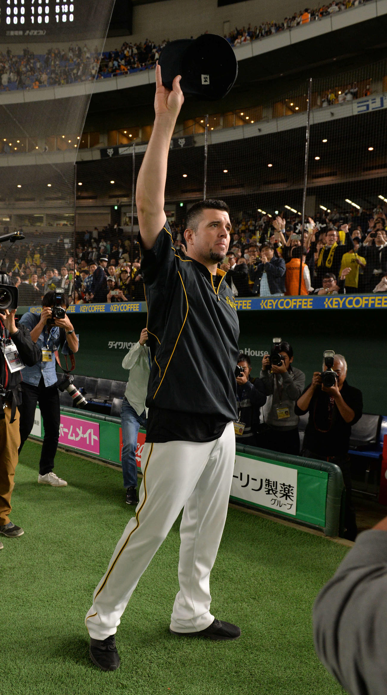 巨人に勝利し、ファンの声援に応える阪神メッセンジャー（2018年3月30日撮影）