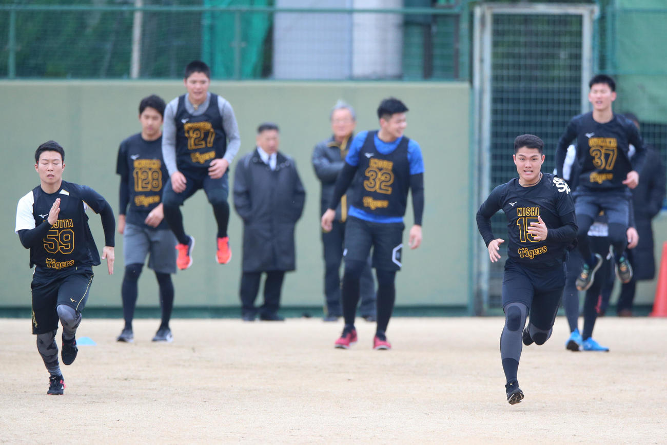 合同自主トレで汗を流す新人たち（撮影・上山淳一）