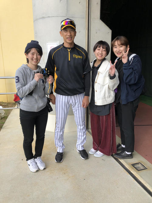19年、日本一に輝いた武庫川女子大野球部の村上更紗さん（左）らと笑顔を見せる矢野監督（撮影・高原寿夫）