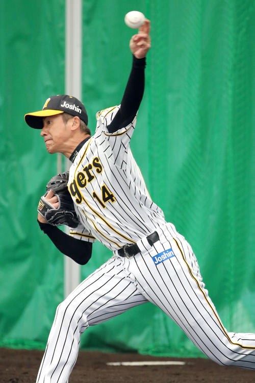 ブルペンで投げ込む能見（2020年2月4日撮影）