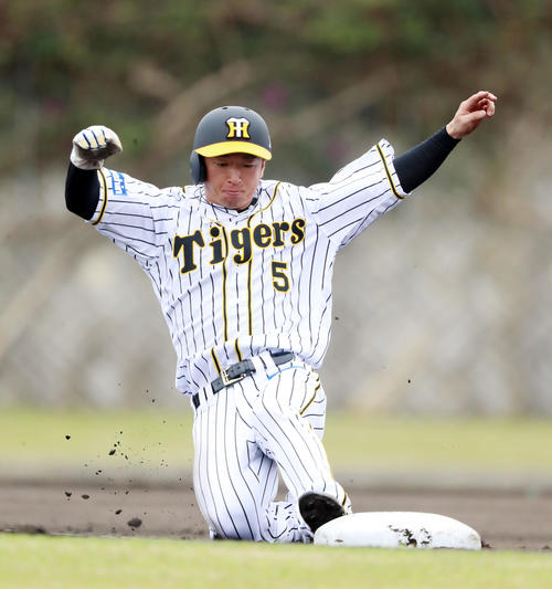 サブグラウンドで走塁練習を行う近本（撮影・加藤哉）