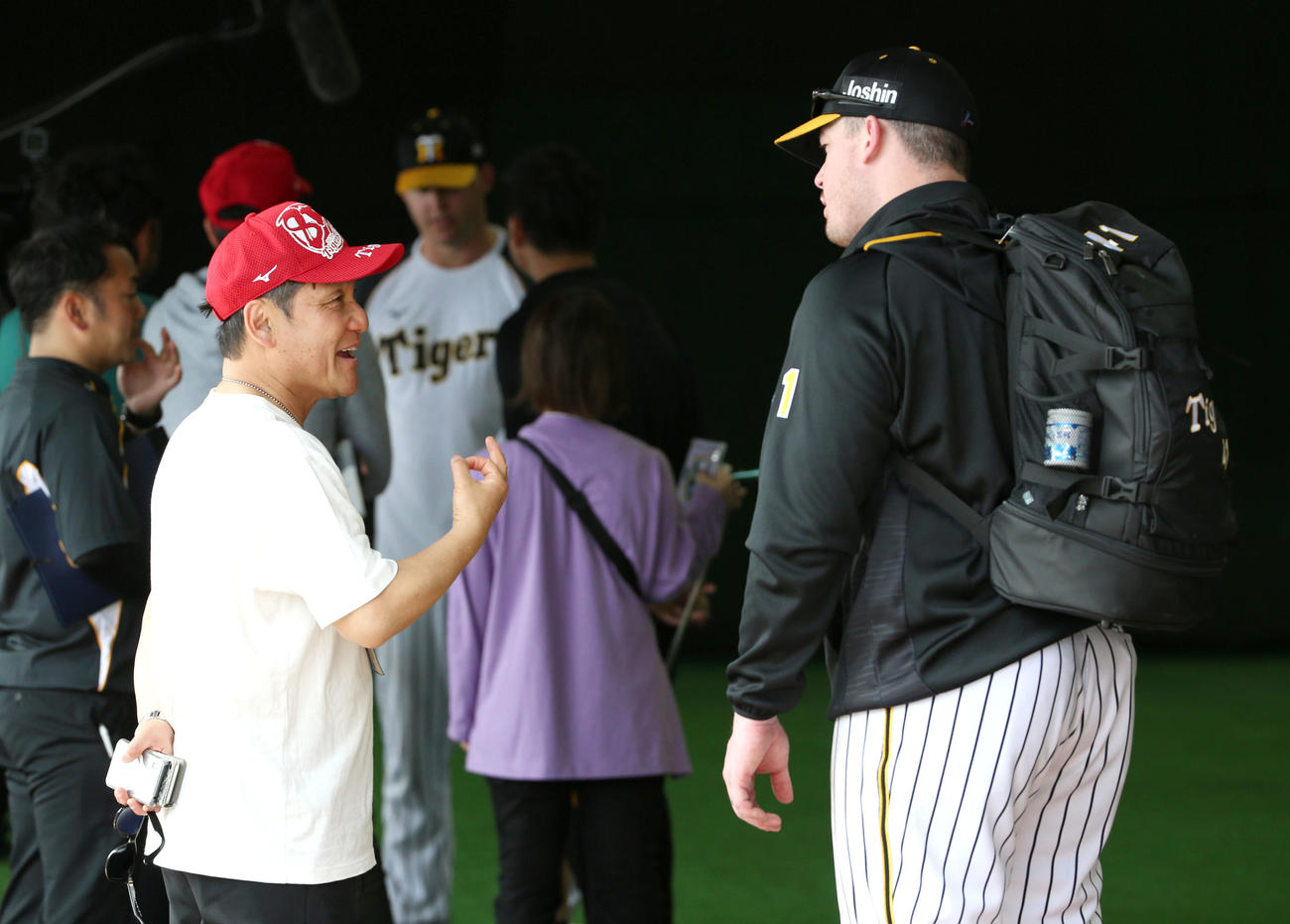 ボーア（右）と話す本紙・高原編集委員（撮影・上山淳一）