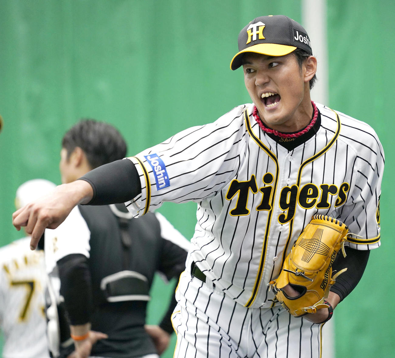 気合の表情でブルペン投球する藤浪（撮影・上山淳一）