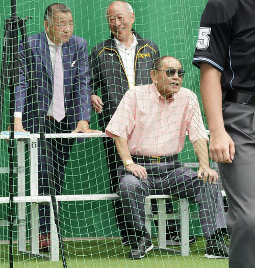 阪神キャンプを訪れブルペンを視察する江夏豊氏（右）と掛布雅之HLT（左）（撮影・上山淳一）