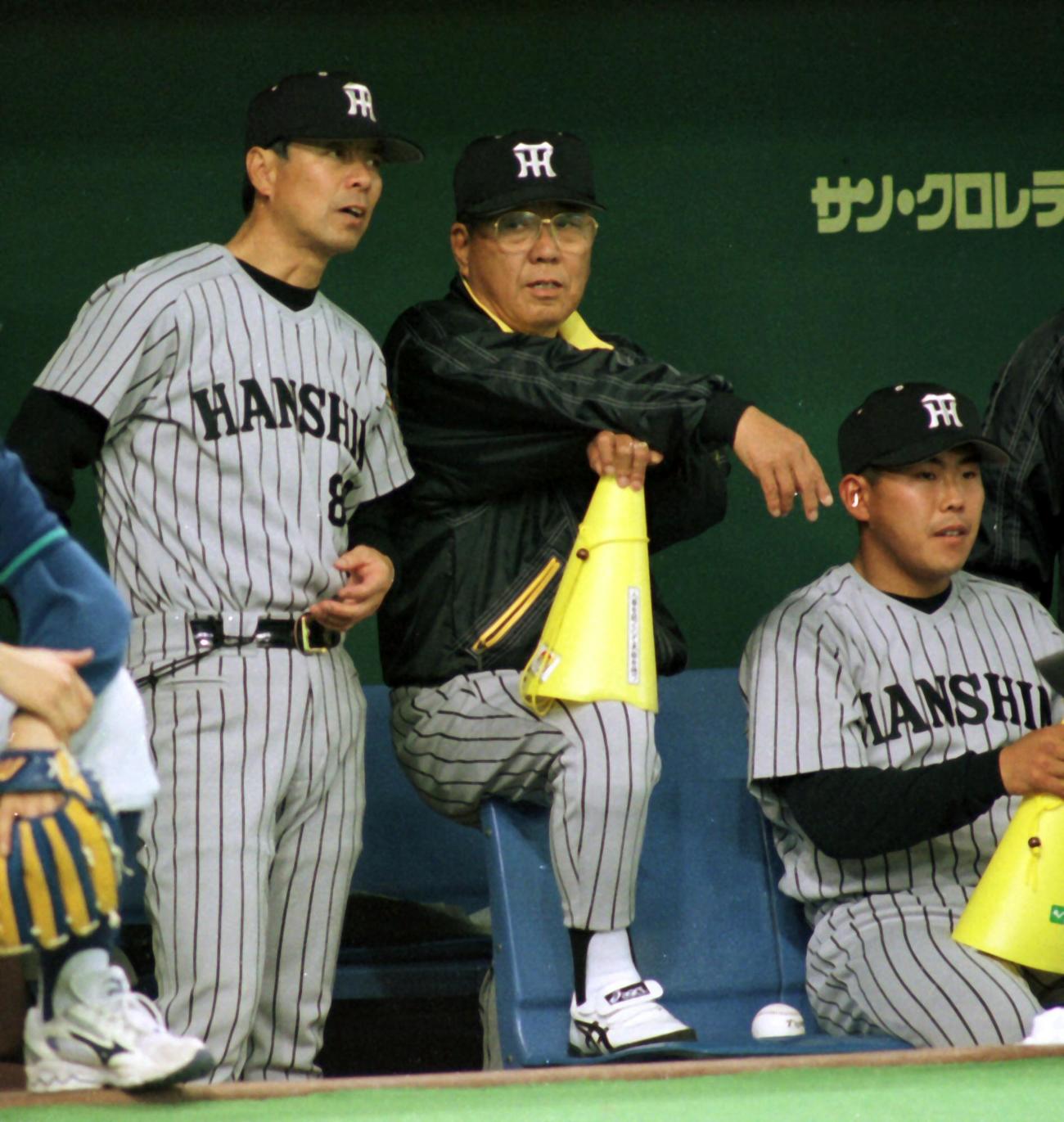 99年4月2日巨人戦、ベンチでメガホンを手に戦況を見つめる阪神野村克也監督