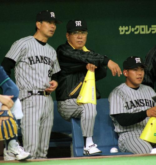 99年4月2日巨人戦、ベンチでメガホンを手に戦況を見つめる阪神野村克也監督