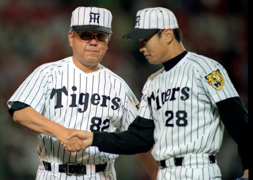 99年9月7日、中日戦でセーブを挙げた福原忍（右）と握手を交わす野村克也監督