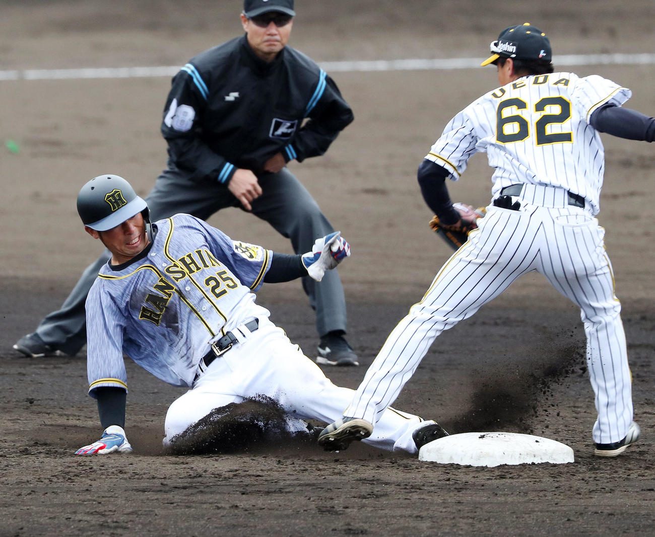 紅白戦　3回表紅組2死一塁、二盗を決める江越（撮影・前田充）