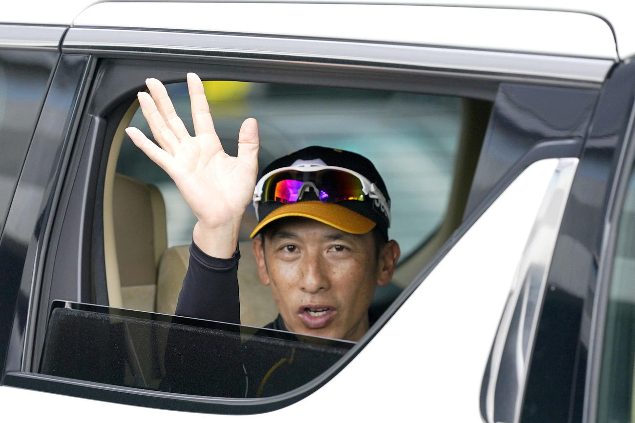 車の中からファンに手を振って球場を後にする矢野監督（撮影・上山淳一）