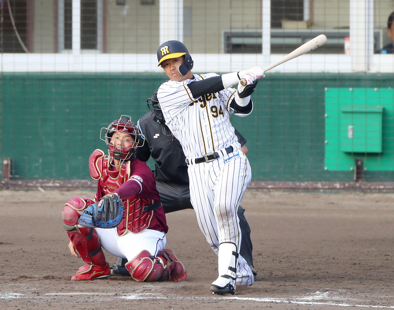 練習試合　阪神対楽天　9回裏阪神1死、猛打賞となる中前打を放つ原口（撮影・前田充）