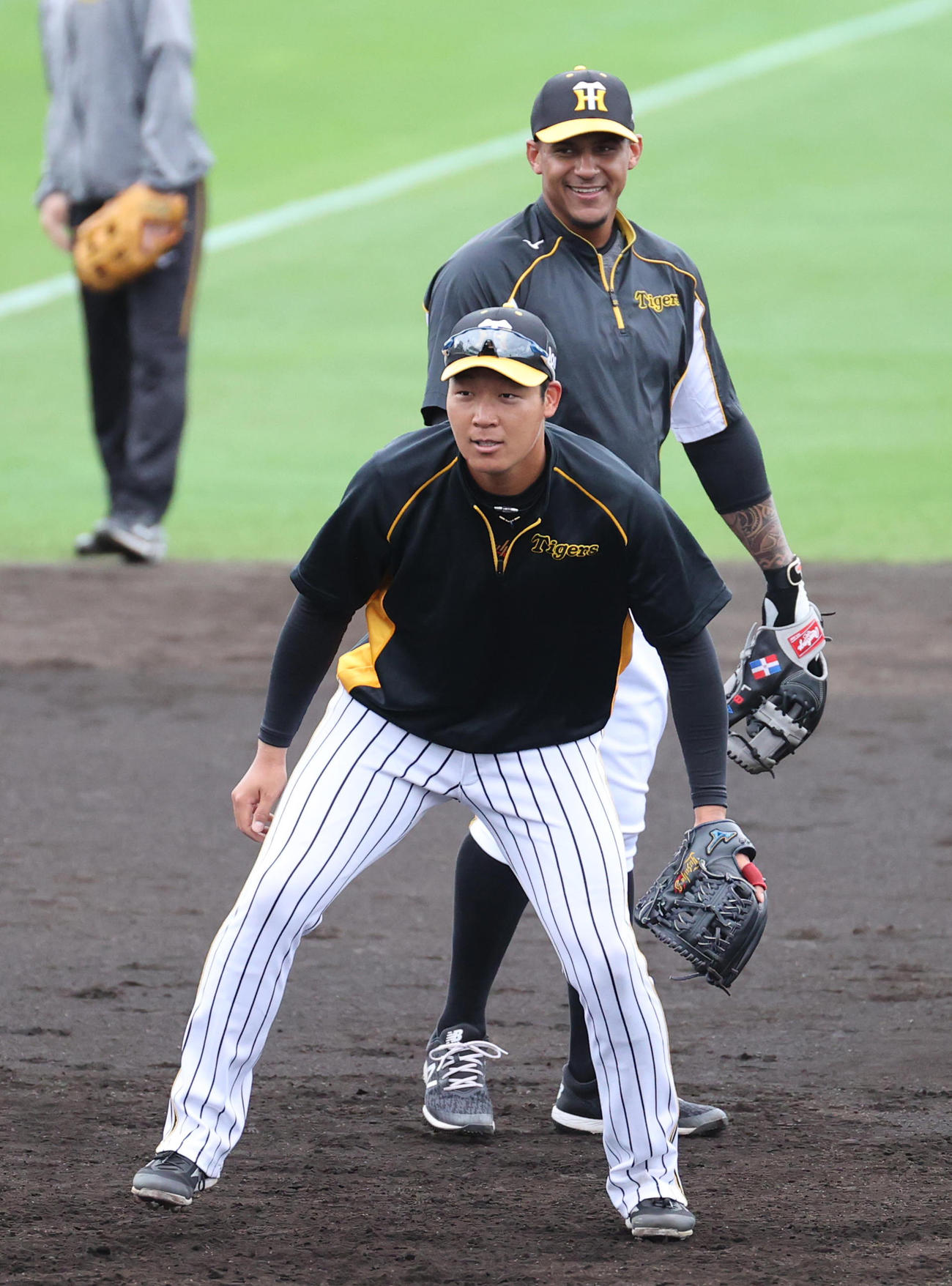 18日、早出特守を行う大山（手前）とマルテ（撮影・清水貴仁）