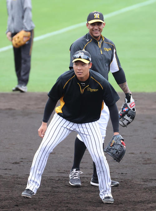 18日、早出特守を行う大山（手前）とマルテ（撮影・清水貴仁）