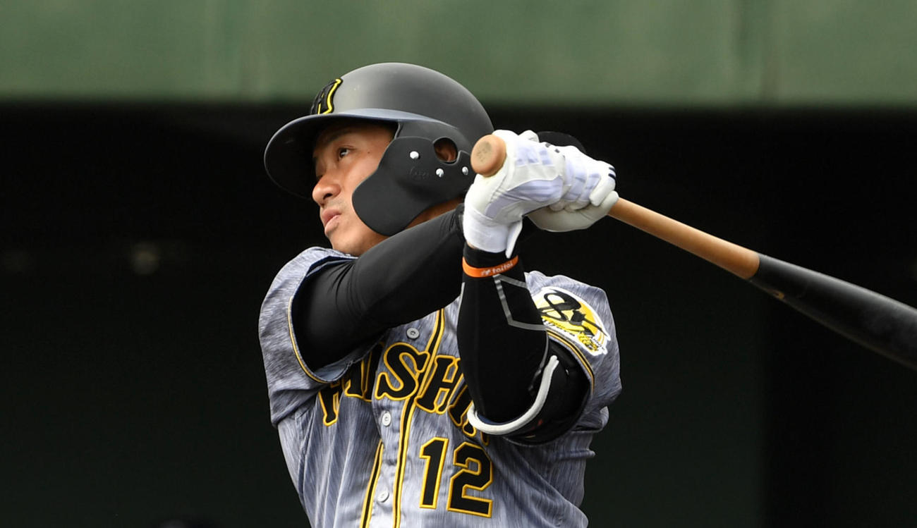 21日、中日とのオープン戦で左越え先制2点本塁打を放った坂本