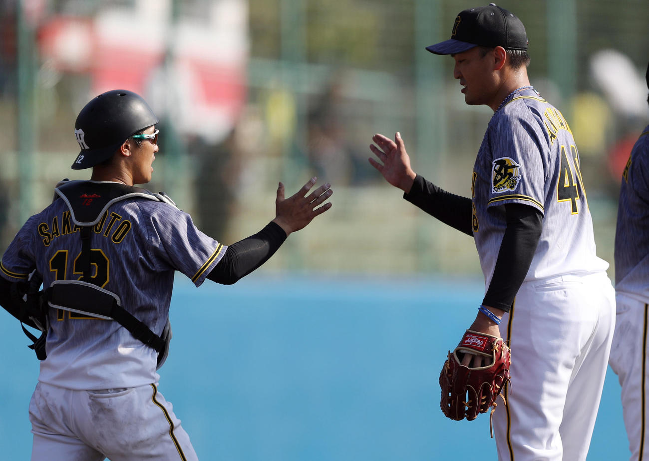 ヤクルト対阪神　試合後、坂本（左）とタッチを交わす秋山（撮影・狩俣裕三）