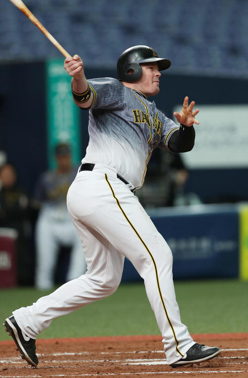 オリックス対阪神　3回表阪神2死、一塁へ内野安打を放つジャスティン・ボーア（撮影・前田充）