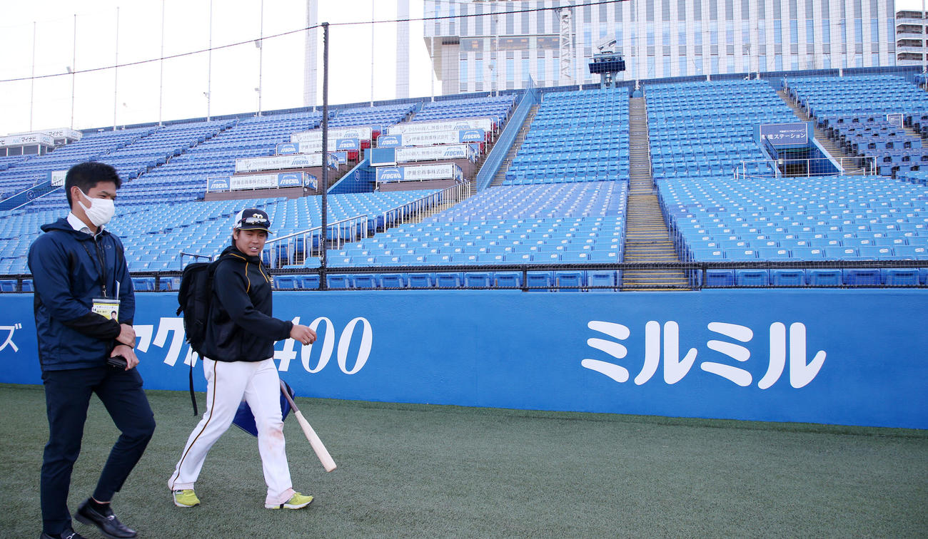 ヤクルト対阪神　梅野は「普段だとファンからの声が良く聞こえるけどねぇ…」と無観客のスタンドを横目に引き揚げる（撮影・加藤哉）