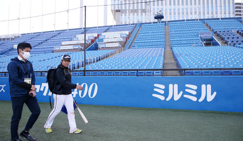 ヤクルト対阪神　梅野は「普段だとファンからの声が良く聞こえるけどねぇ…」と無観客のスタンドを横目に引き揚げる（撮影・加藤哉）