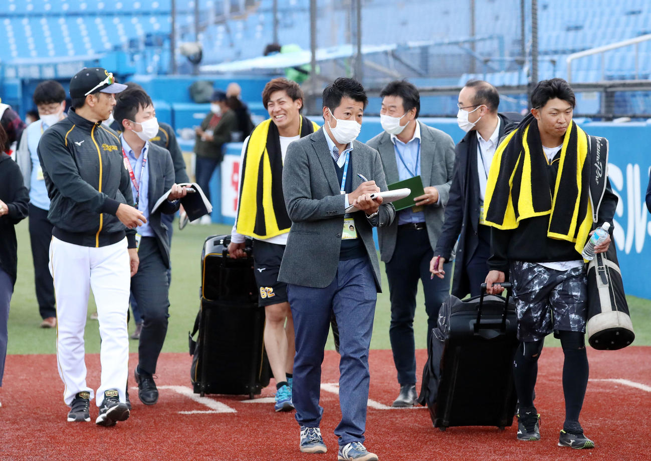ヤクルト対阪神　帰り際、矢野監督（左）から取材を受けて笑顔を見せる植田。右は島田（撮影・加藤哉）