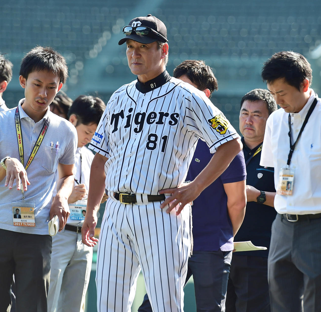 17年9月、グラウンドに姿をみせる片岡篤史打撃コーチ